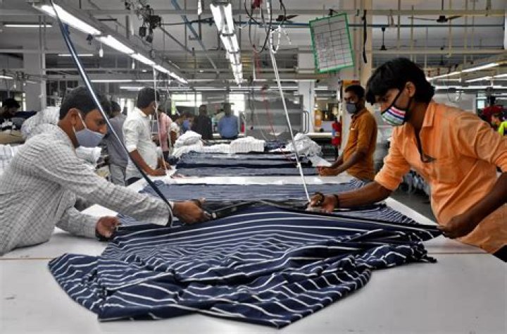 How many textile shops are there in Surat?